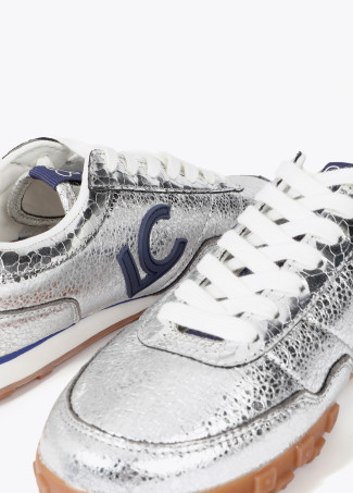 Deportiva en material metalizado