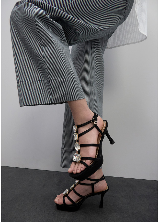 Sapato de Salto com Detalhes de Cristal nas Tiras
