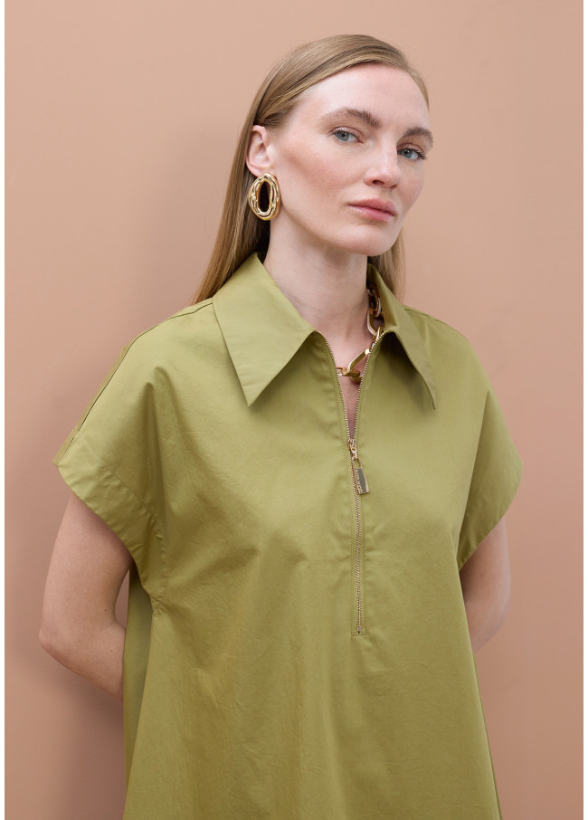 Kurzes Hemdkleid mit kurzen Ärmeln