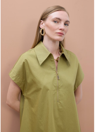 Kurzes Hemdkleid mit kurzen Ärmeln