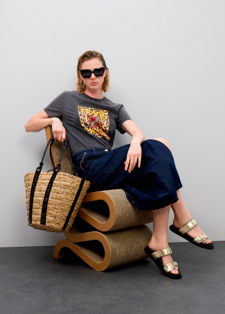 Flache Sandale mit Riemen und Metalldetails