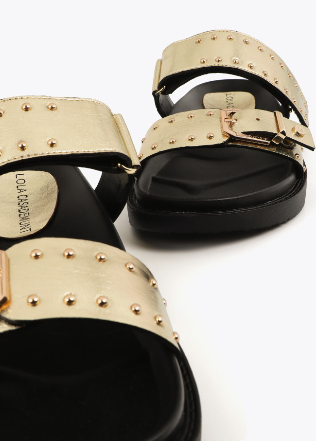 Flache Sandale mit Riemen und Metalldetails