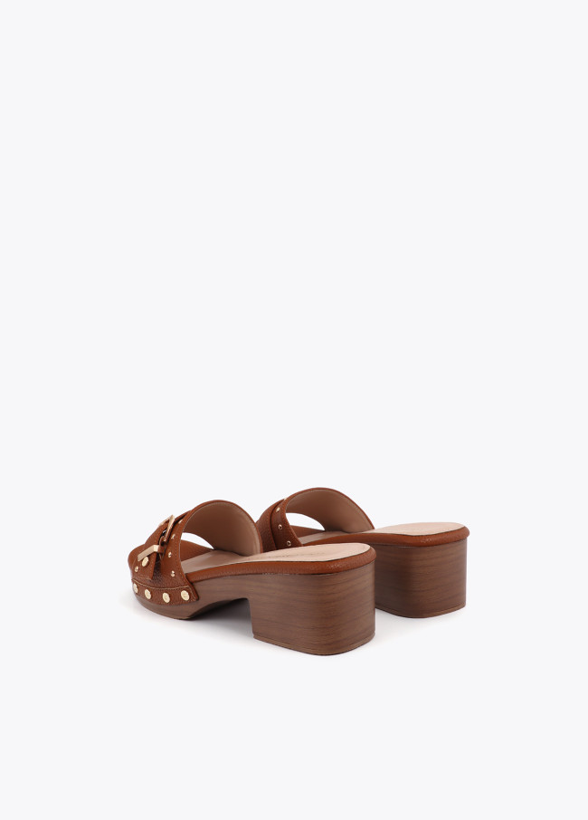 Sabot avec détails métalliques