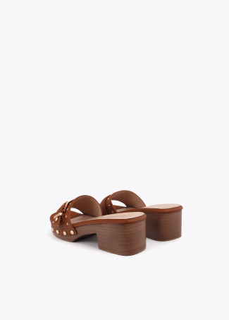 Sabot avec détails métalliques