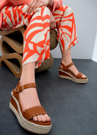 Zeppe con Suola Effetto Rafia e Dettagli Metallici