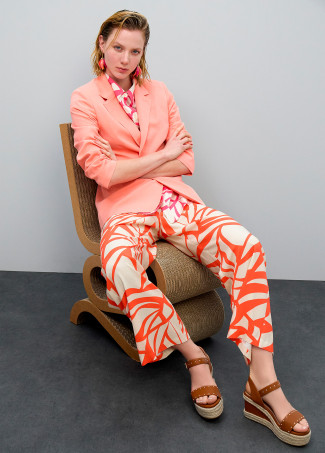 Keilsandalen mit Rafia-Effekt-Sohle und Metallelementen