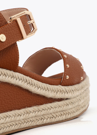 Cuña marrón con suela en efecto rafia