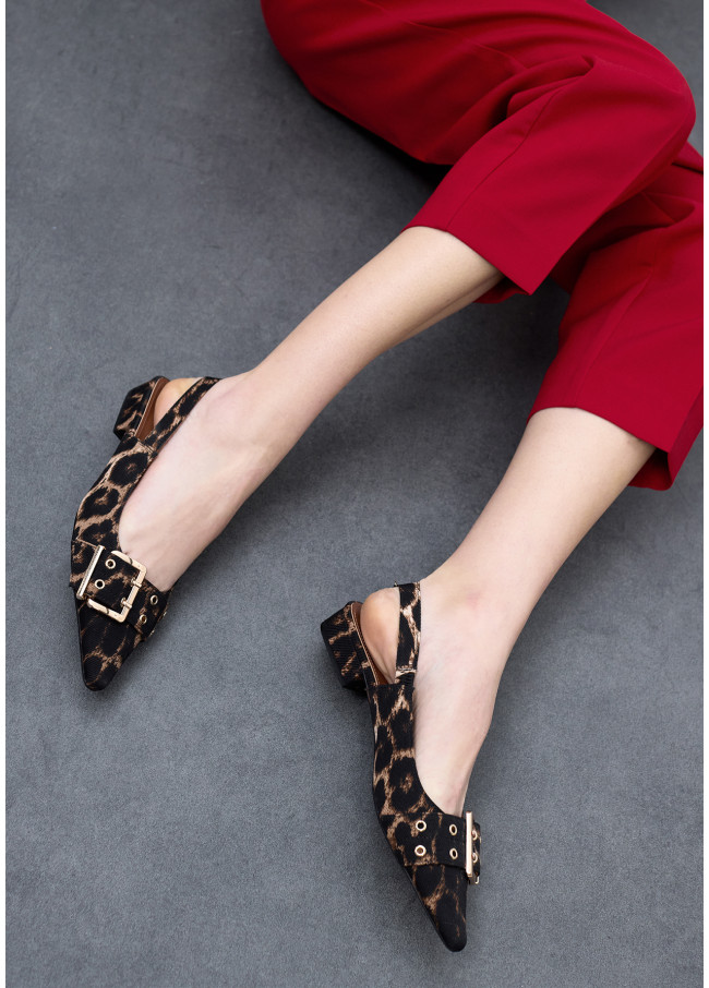 Flacher Schuh mit Riemen und personalisierten...