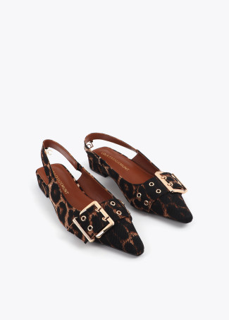 Flacher Schuh mit Riemen und personalisierten Schnallen