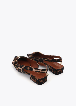 Chaussure plate avec brides et boucles personnalisées