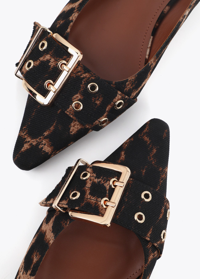 Flat Shoe with Strap and Customized Buckles