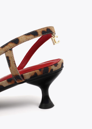 Zapato tacón con escote en estampado leopardo