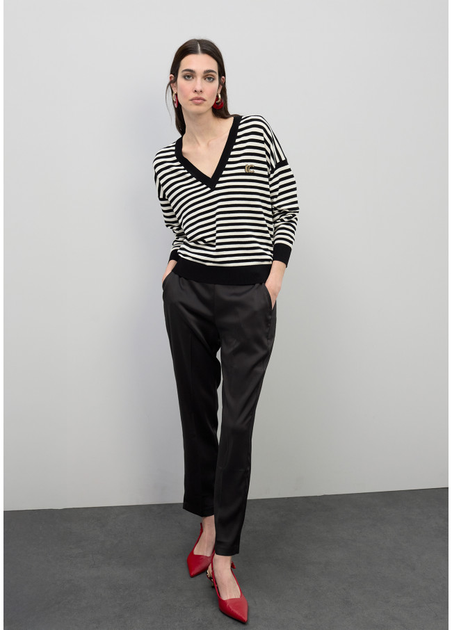 Maglione a righe bicolore a scollo a V