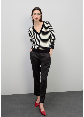 Maglione a righe bicolore a scollo a V