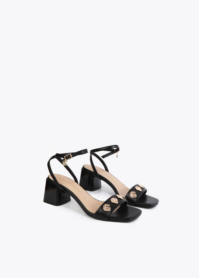 Sandalia de tacón con apliques metalizados