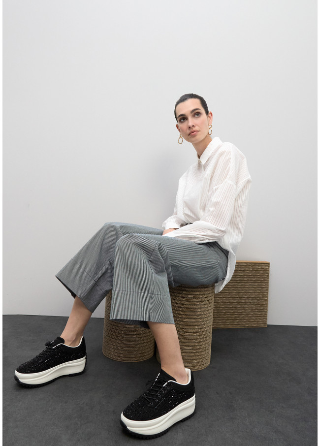 Sneakers con suola trasparente e applicazioni...