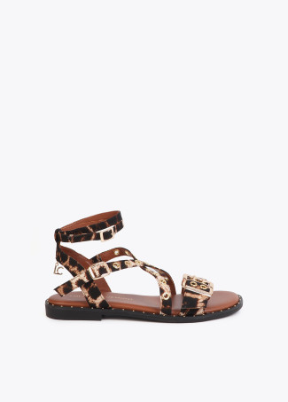 Flat Sandal with Strap Details and Customized Buckles