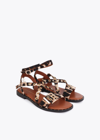 Flat Sandal with Strap Details and Customized Buckles