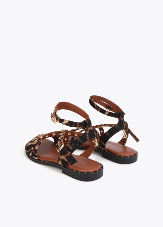 Flat Sandal with Strap Details and Customized Buckles