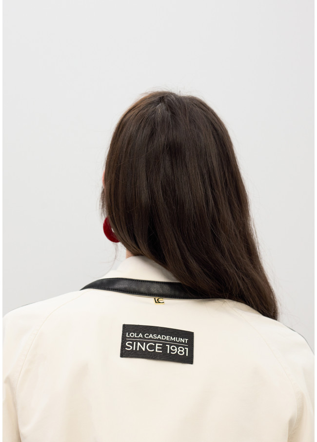 Trench contraste en efecto piel