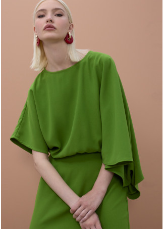 Vestido com Manga Assimétrica