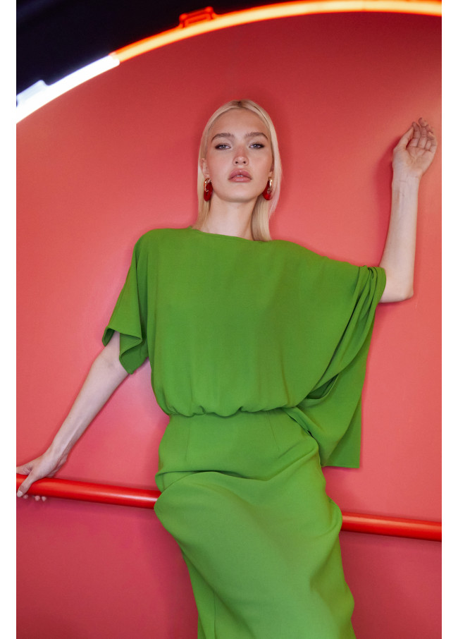 Vestido com Manga Assimétrica