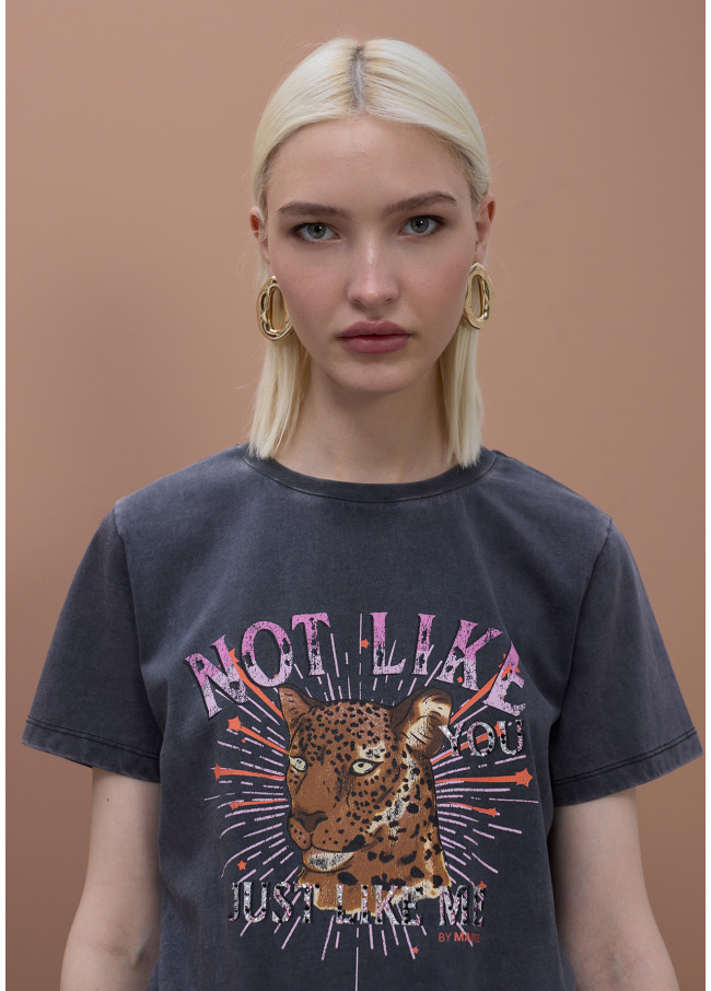 T-Shirt mit gewaschenem Effekt und Positionsdruck