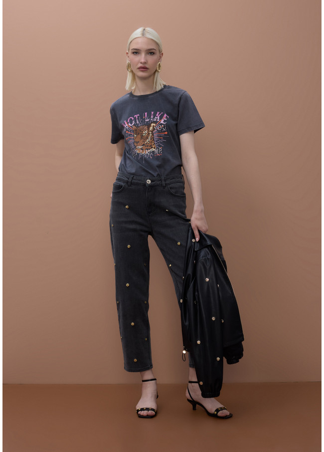 T-Shirt mit gewaschenem Effekt und Positionsdruck