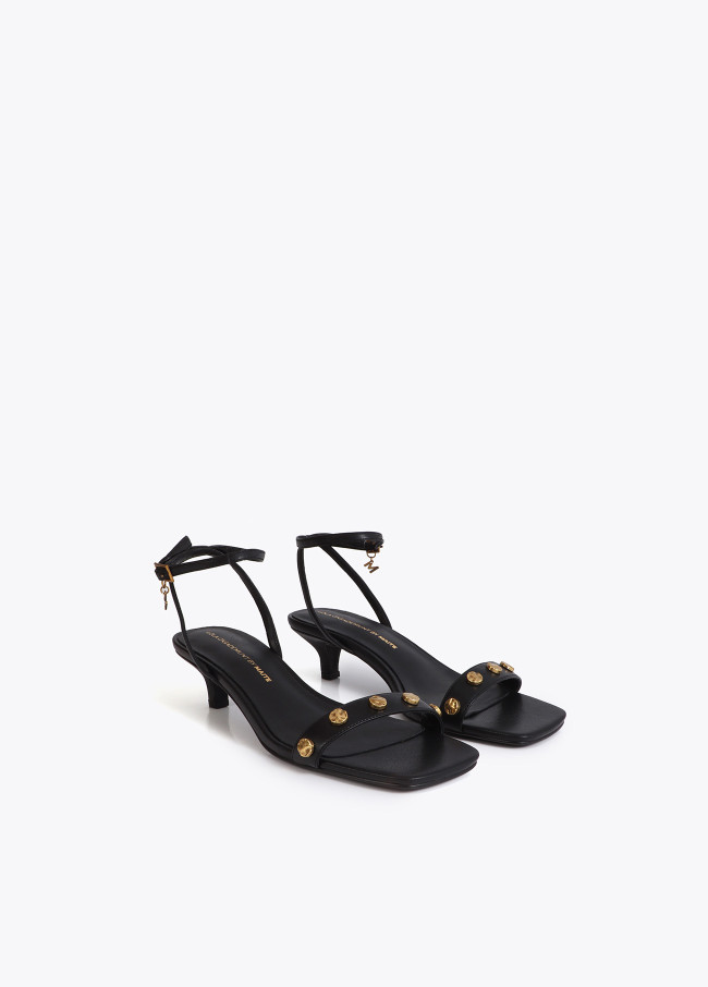 Sandalia tacón con tira de tachas