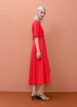 Vestido longo de manga curta com cinto de tecido