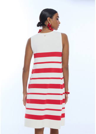 Robe en maille courte à larges bretelles évasée à rayures irrégulières