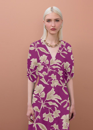 Vestido escote pico satén estampado