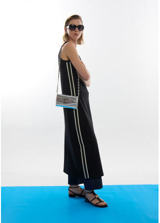 Vestito sportivo nero con strisce laterali