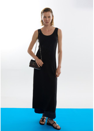 Vestido esportivo preto com faixas laterais