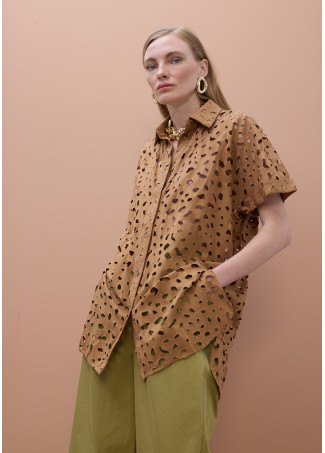 Camisa oversize con detalles perforados