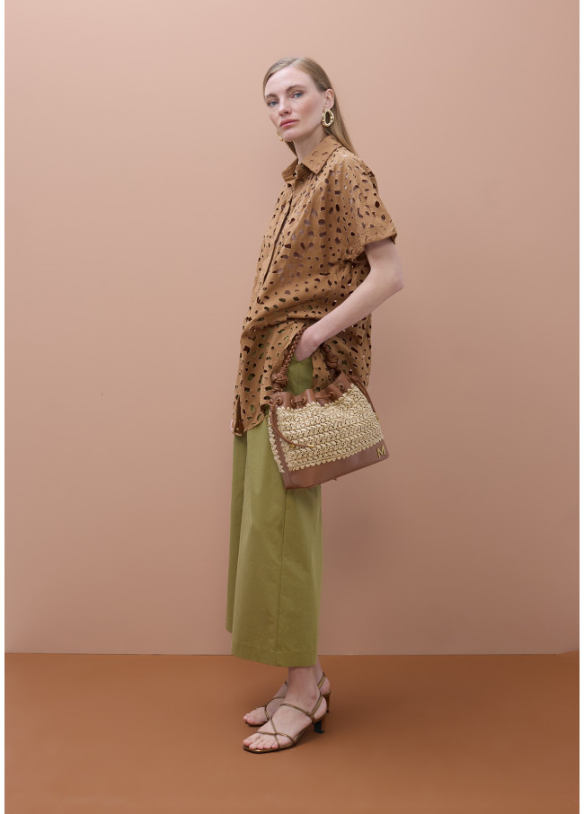 Camisa oversize con detalles perforados