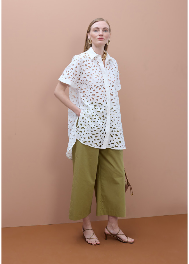 Camisa oversize con detalles perforados