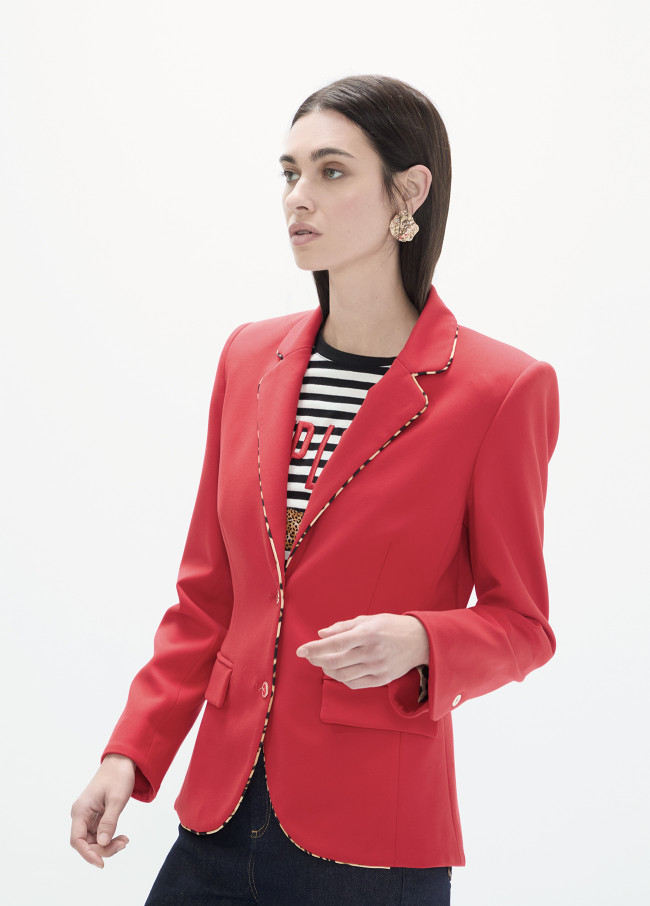 Roter Blazer mit Animal-Print-Kontrast