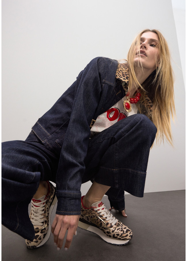 Kurze Jeansjacke mit Leopardenkragen und...