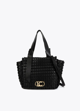 Bolsa em material trançado com detalhe metálico em laço