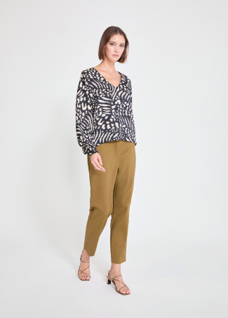 Blusa estampada com mangas bufantes e decote em V