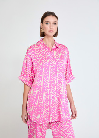 Camicia satinata con tasca logo