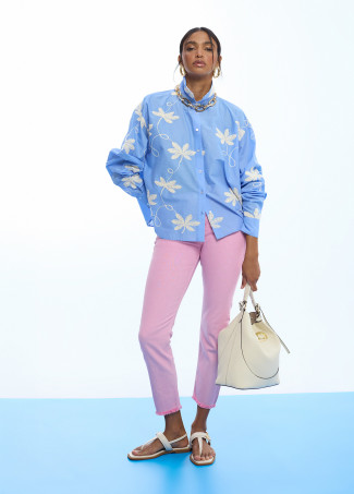 Pantaloni svasati con bottoni