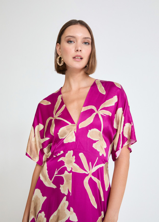 Vestido estampado con escote pico