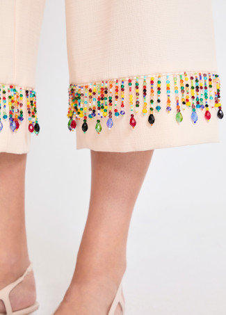 Calça cropped com pedras multicoloridas