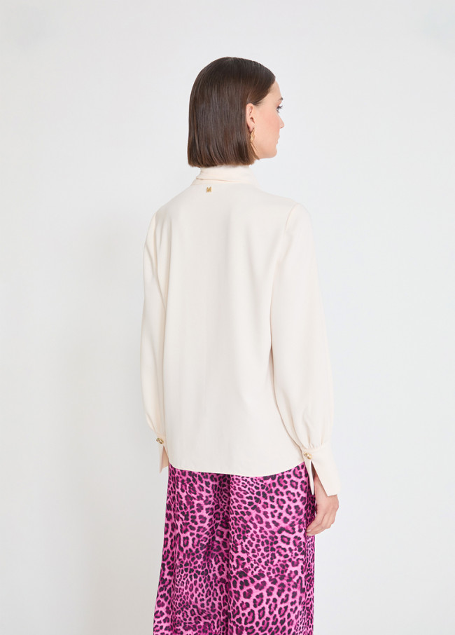 Blusa satén con lazada