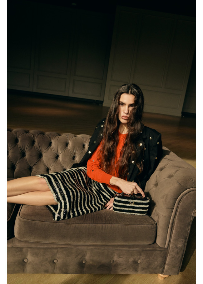 Americana negra con tachas doradas