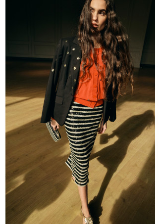 Americana negra con tachas doradas