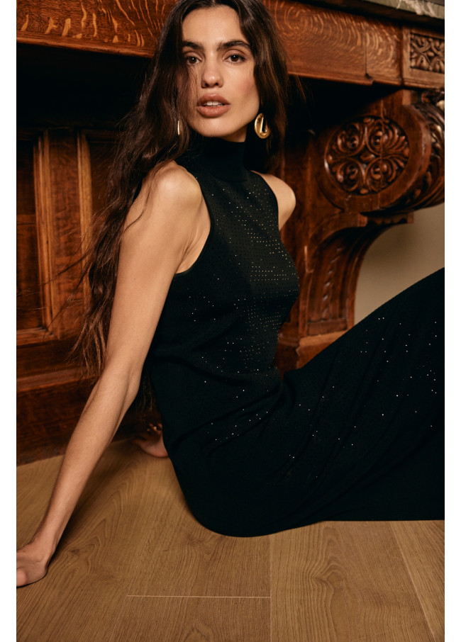 Vestido com gola Perkins e detalhes em strass