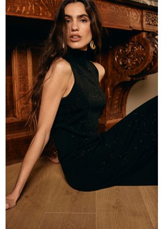 Vestido com gola Perkins e detalhes em strass